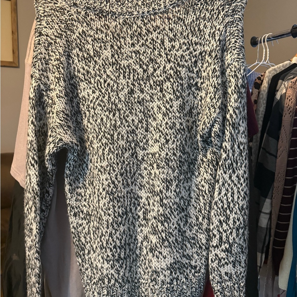 🖤 PINK by Victoria’s Secret Marled Knit V-Neck Sweater Size XS | Black & White - Picture 3 of 3